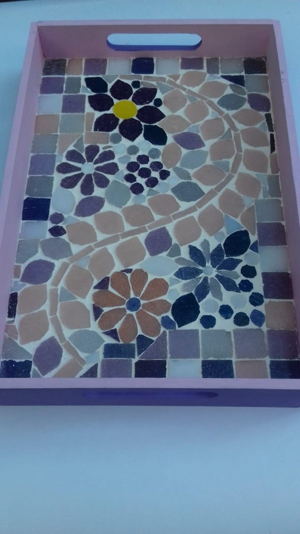 BANDEJA LILA CON FLORES Y RAMAS ROSAS alt