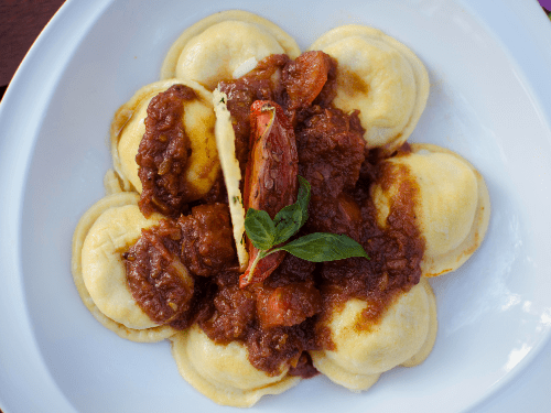 Sorrentinos en Pomodoro Basílico