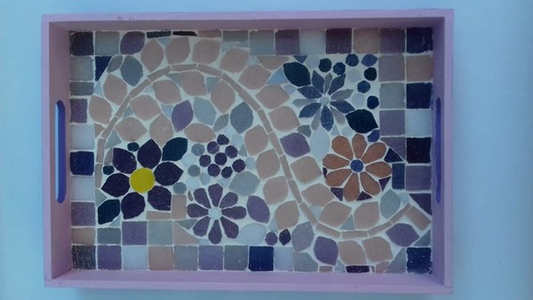 BANDEJA LILA CON FLORES Y RAMAS ROSAS