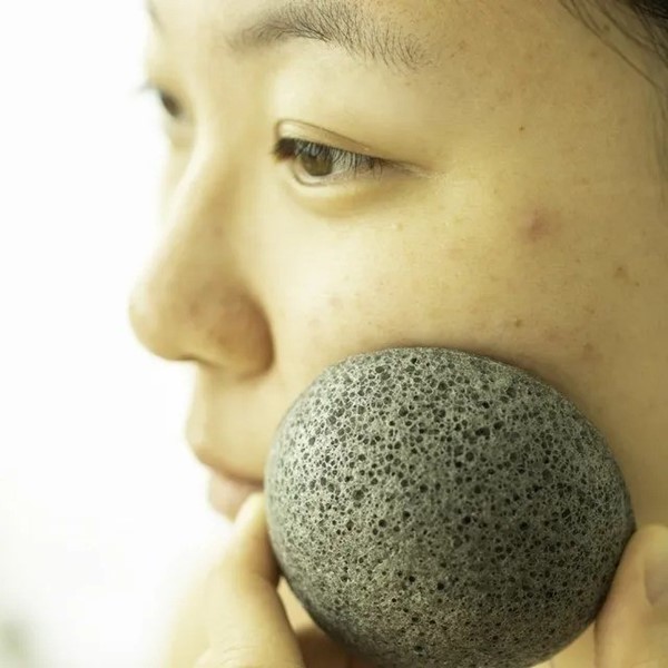 Konjac Esponja Facial  negra Con Cenizas de Bambú Natural alt